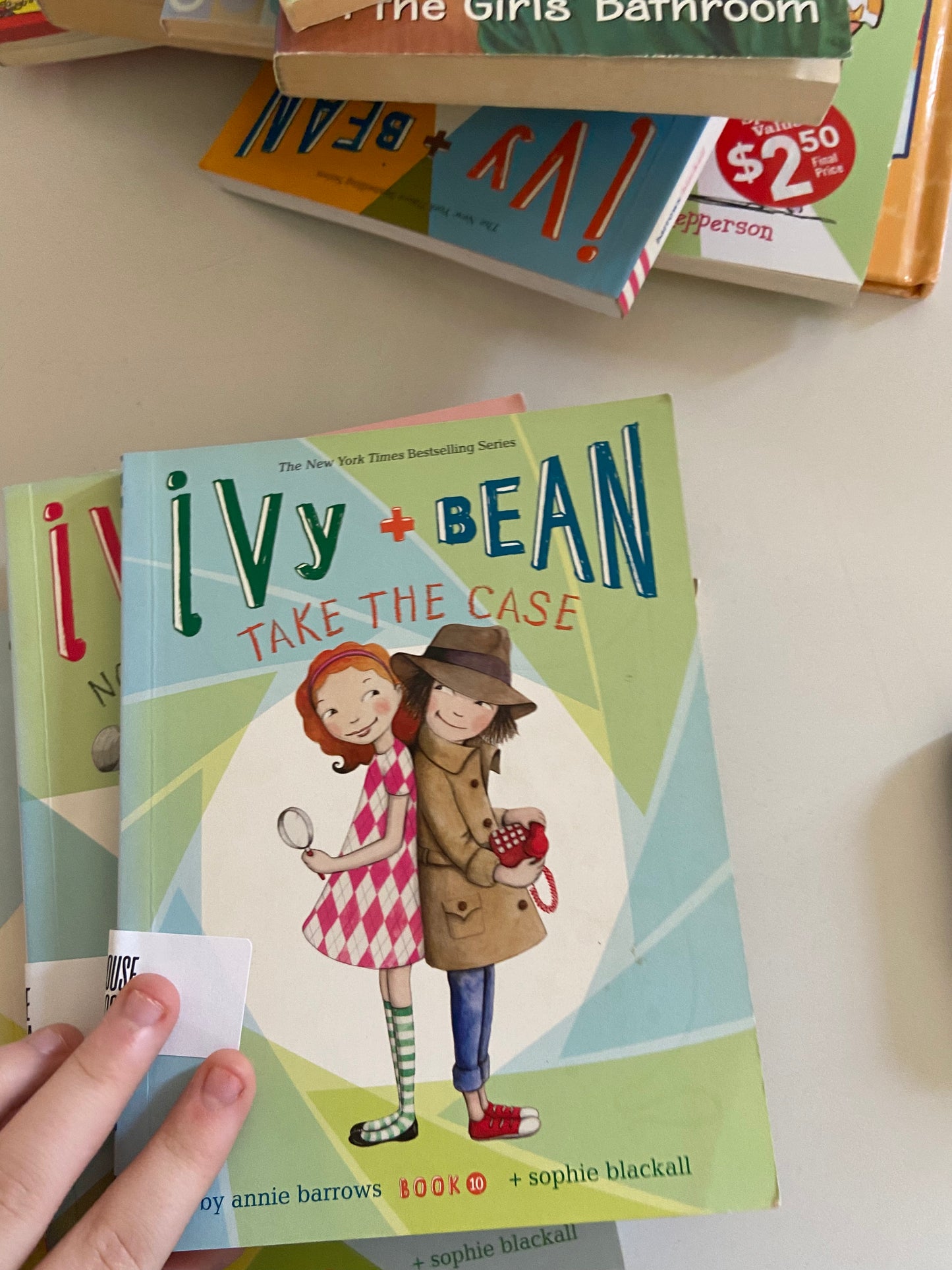 Ivy and Bean Take the Case (Book 10)