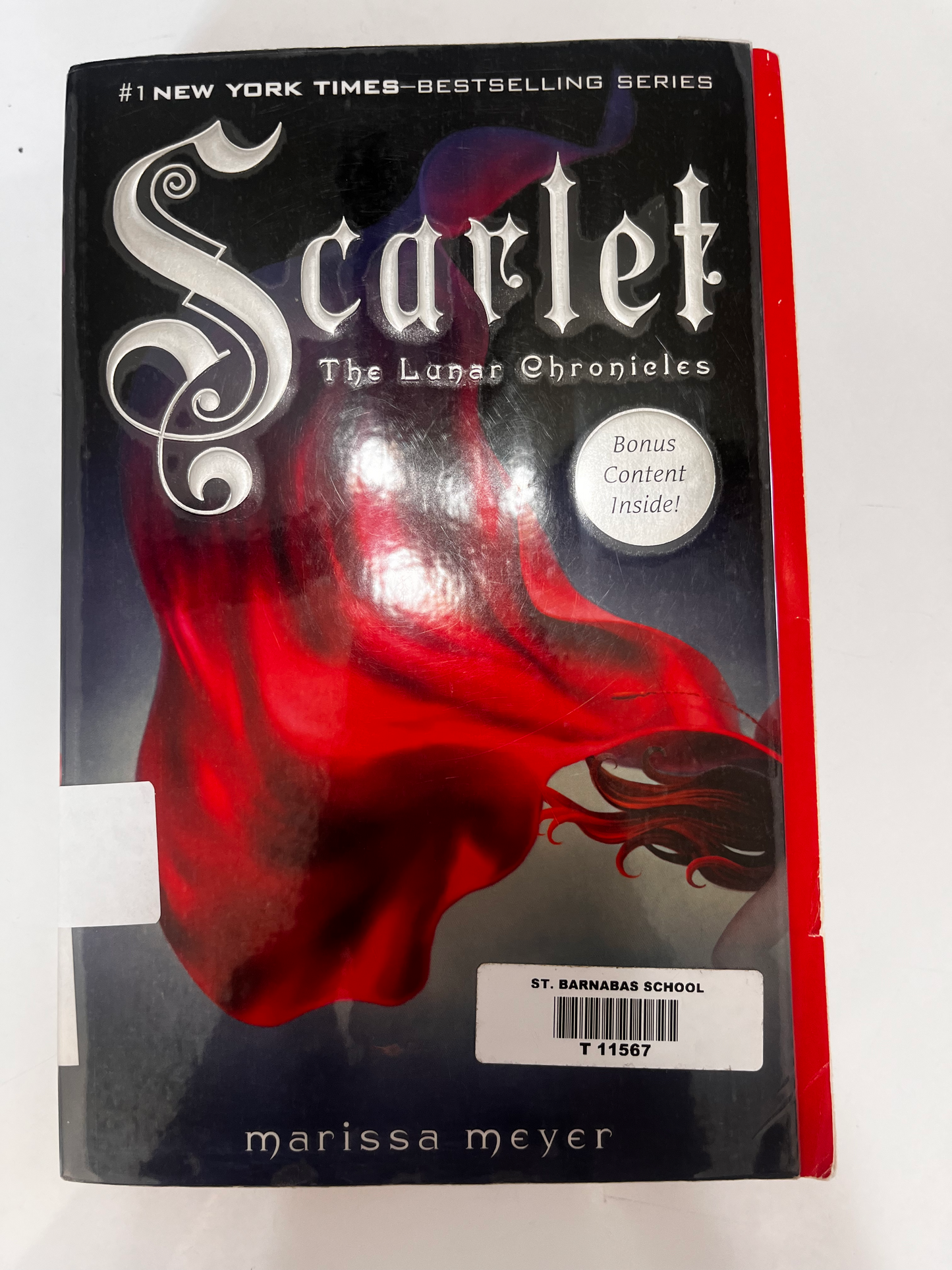 Scarlet (Lunar Chronicles, Book 2) (The Lunar Chronicles)