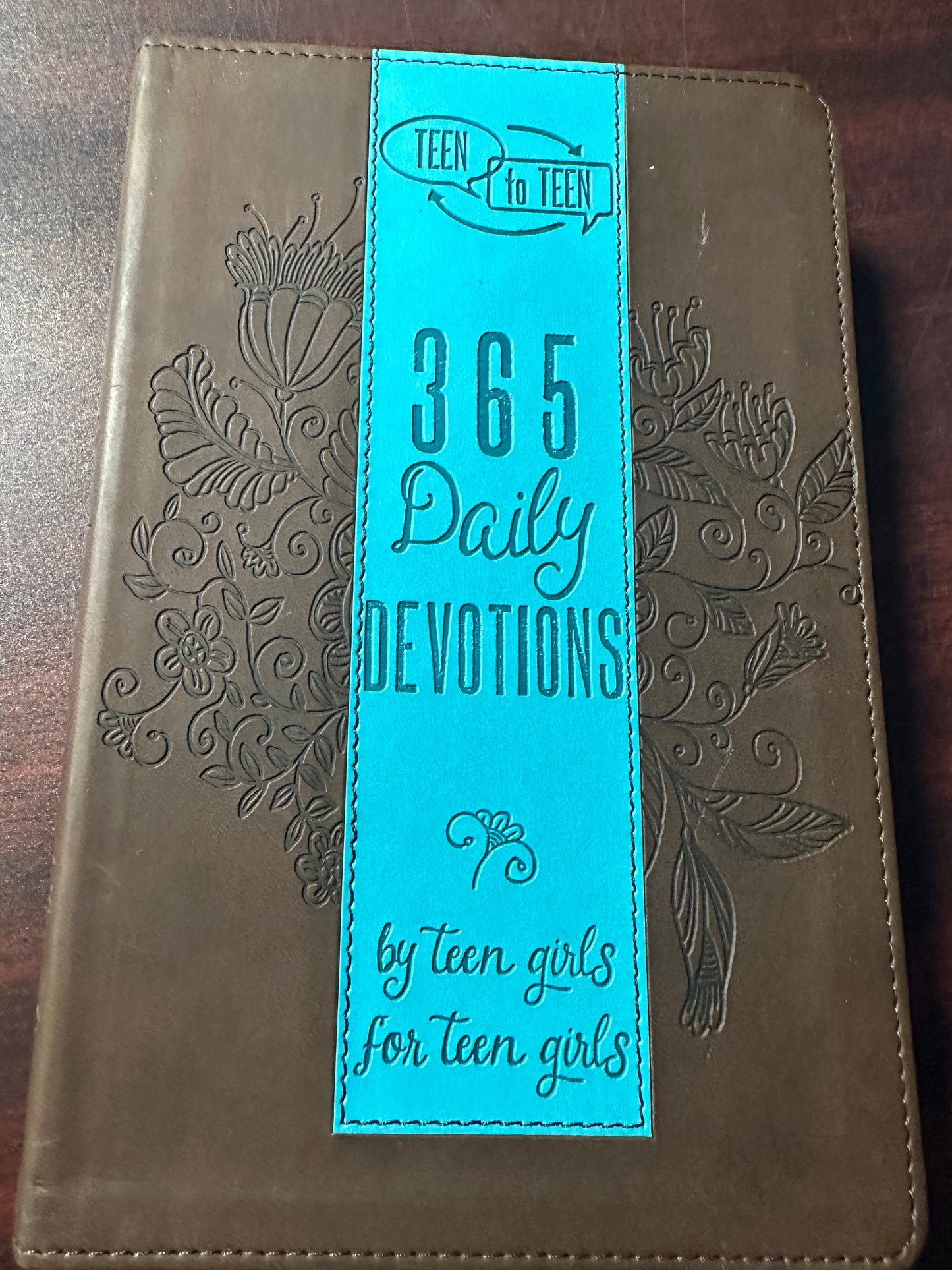 Teen to Teen: 365 Daily Devotions by Teen Girls for Teen Girls