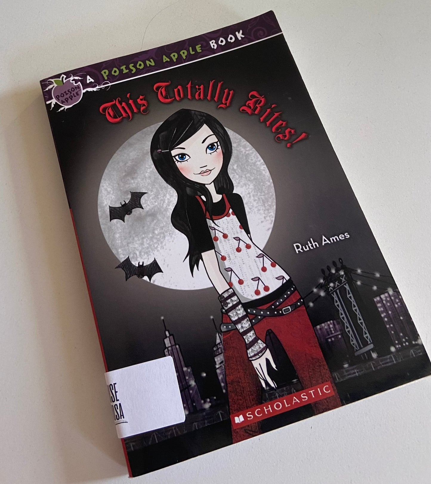 This Totally Bites! (Poison Apple #2)