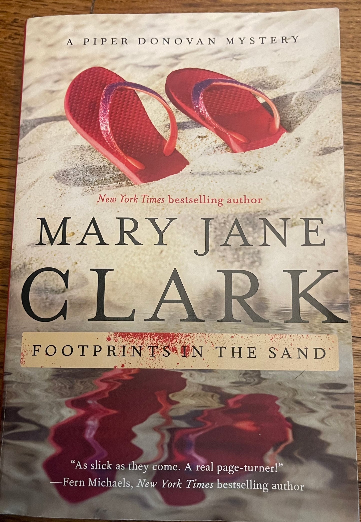 Footprints in the Sand: A Piper Donovan Mystery (Piper Donovan/Wedding Cake Mysteries)