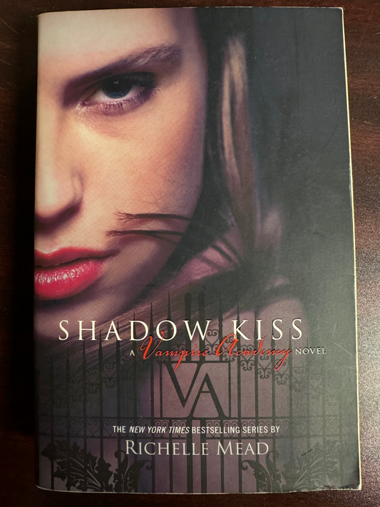 Shadow Kiss (Vampire Academy, Book 3)